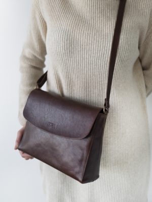 Ruskea minimalistinen laukku nahkaa