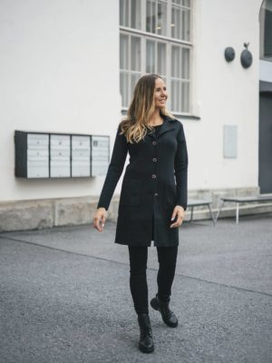 Musta pitkä takki villaa