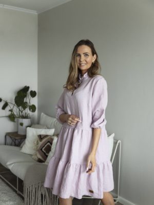 Väljä liehuva vaaleanpunainen pellavamekko