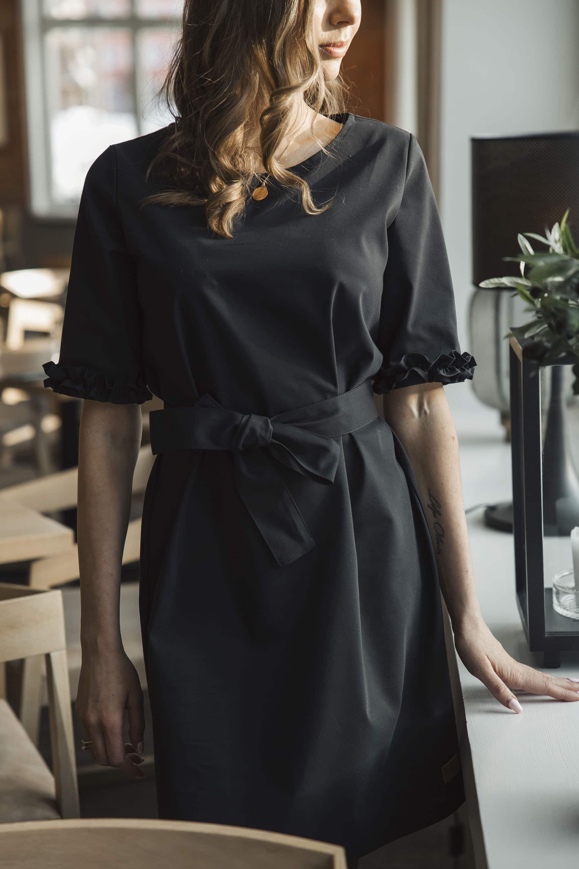 Musta mekko valmistettu Suomessa