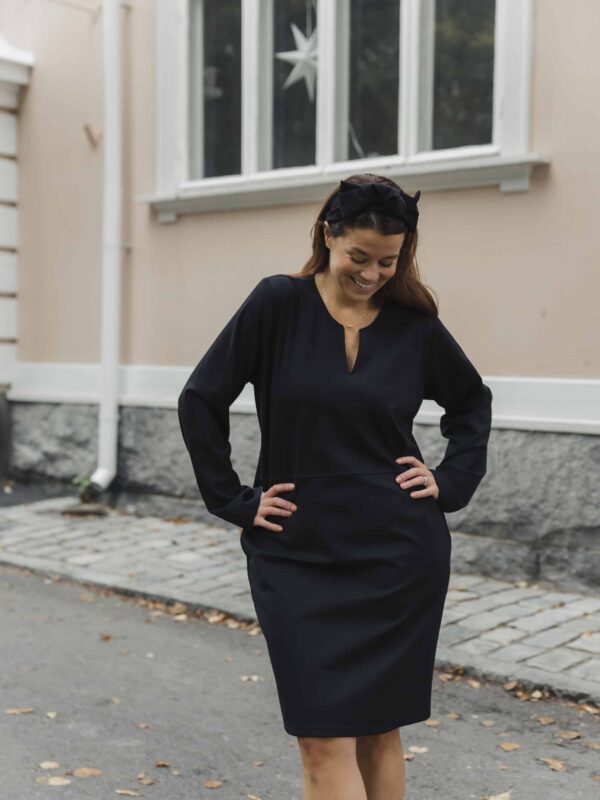 Musta mekko pitkillä hihoilla
